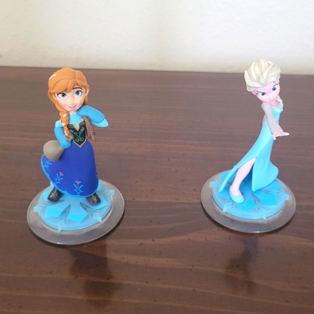 Anna and Elsa Disney Infinity Figures